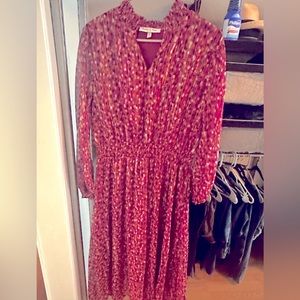 Lovely dress with accent openings on arms